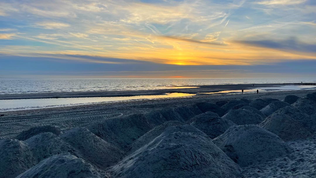 taken a few minutes before the first photo, the sun is slightly higher and I am further from the shoreline. Just in front of me are sandhils, about two meters high, dozens of them. They have been put down mechanically since they are so huge and in straight rows, the sand compensates the sand lost to the winter storms