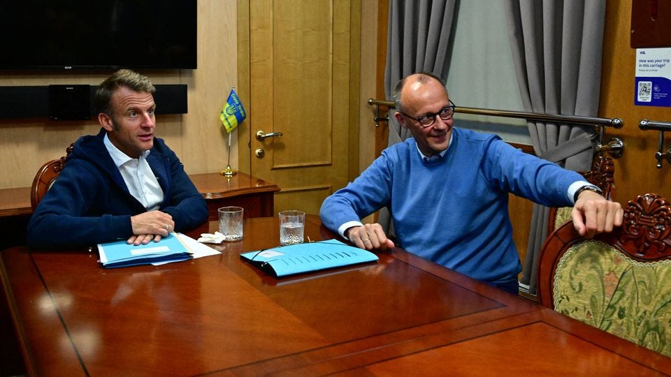 Emmanuel Macron versteckt Taschentuch – Russland spinnt daraus Koks-Vorwurf  - DER SPIEGEL