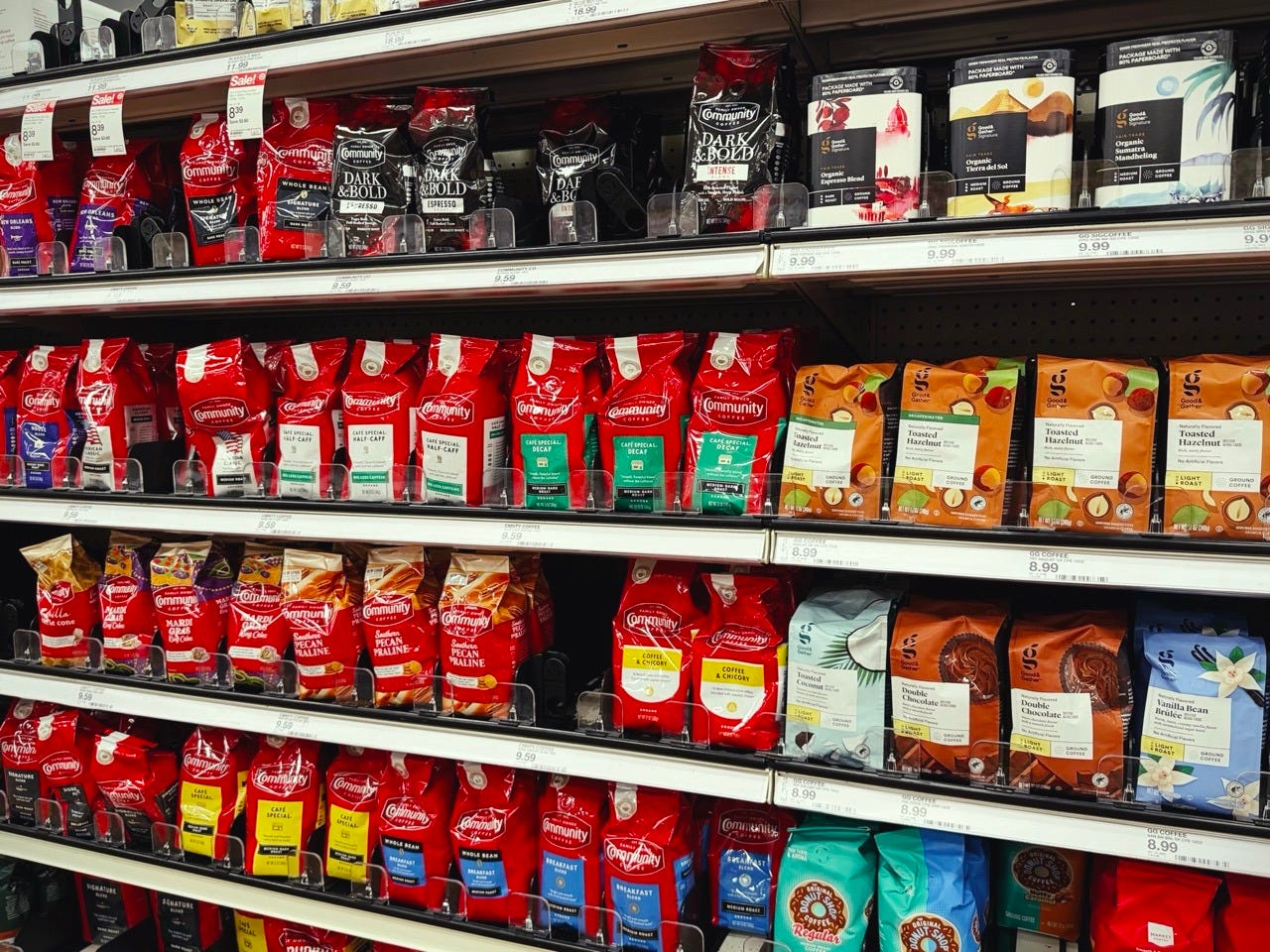 Rayon café supermarché USA 2026 : illustration de la hausse des prix du café moulu. Rayon café supermarché USA 2026 : illustration de la hausse des prix du café moulu.