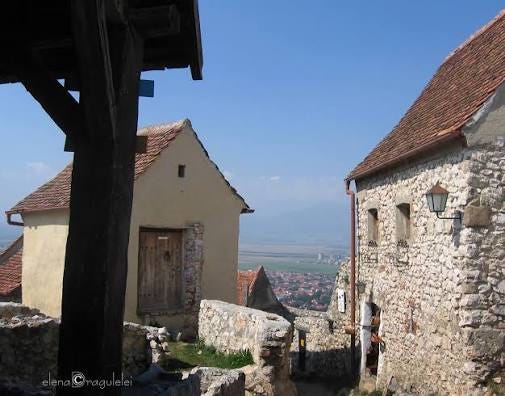 Have you heard about the stunning Rasnov Fortress perched atop a commanding  hill? Originally built as a final refuge against invaders, this historic  site once safeguarded the residents of the township of