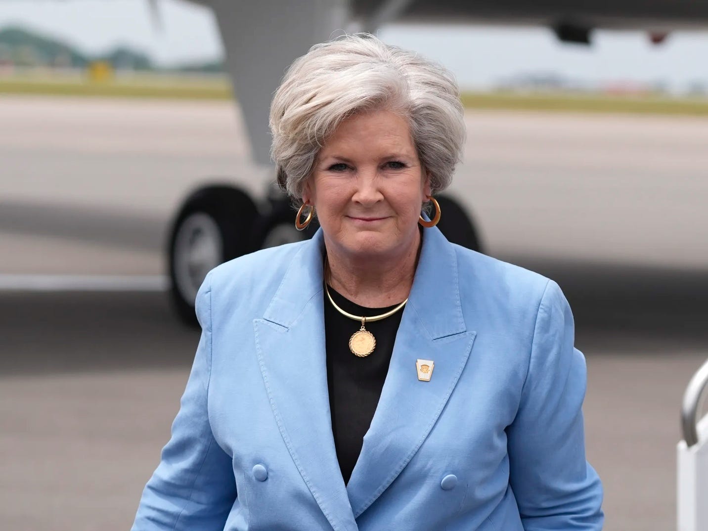 A person in a blue suit

AI-generated content may be incorrect.