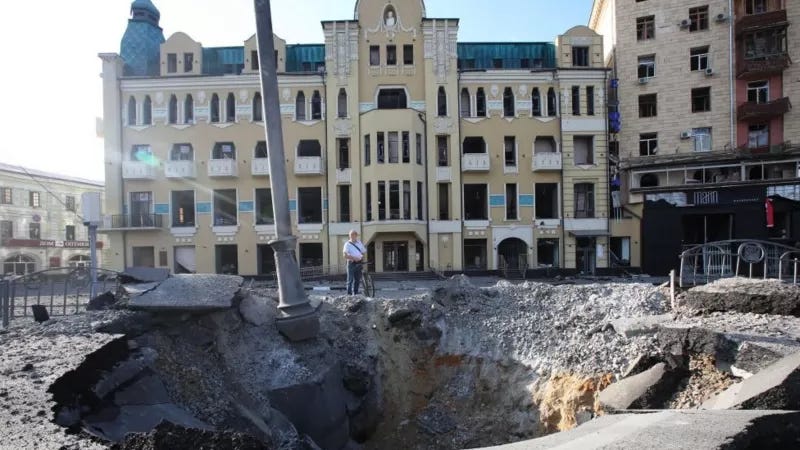 A crater left by Russian bomb in Kharkiv. © Getty Images