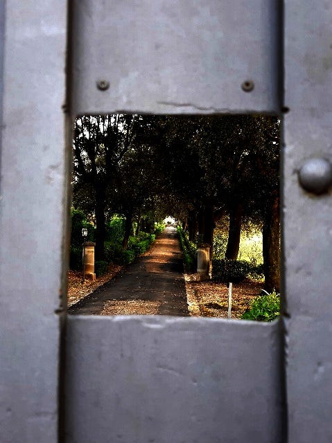 curiosando oltre il cancello di una villa
