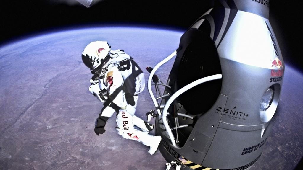 Felix Baumgartner saltando desde la cápsula. Felix Baumgartner saltando desde la cápsula.