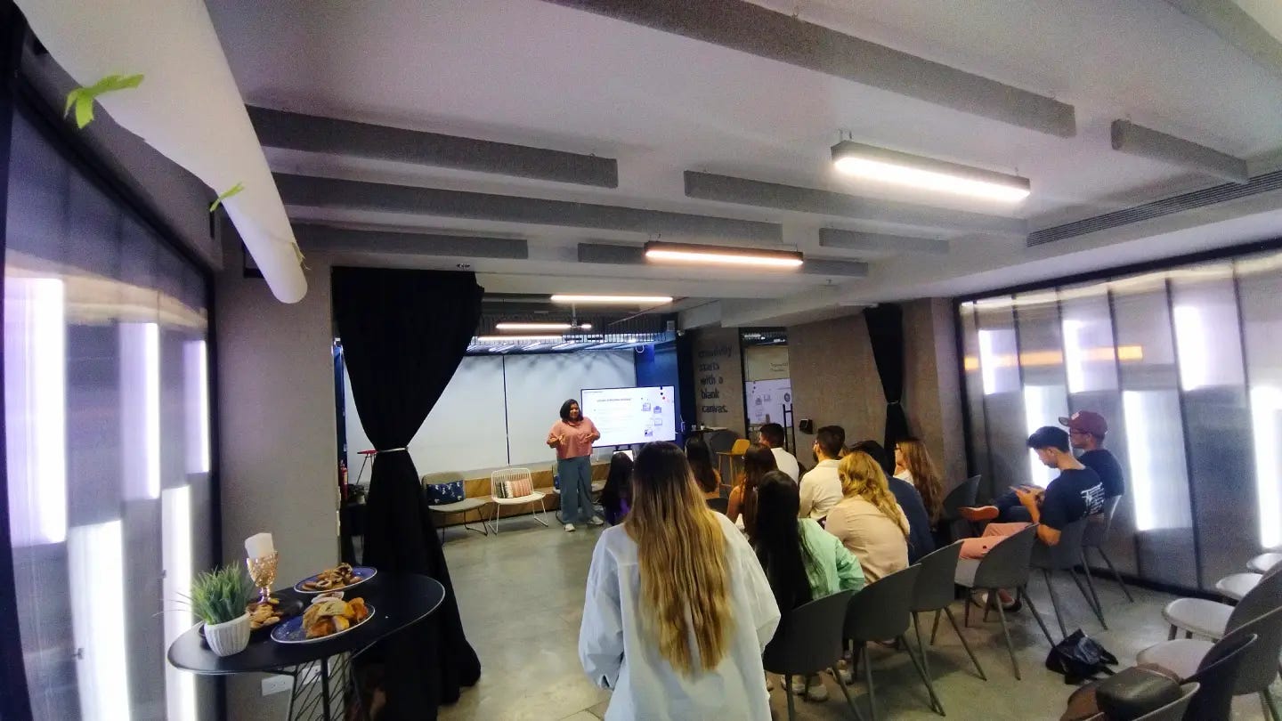 Rosina, una de las ponentes del encuentro hablando frente al grupo. Rosina, una de las ponentes del encuentro hablando frente al grupo.