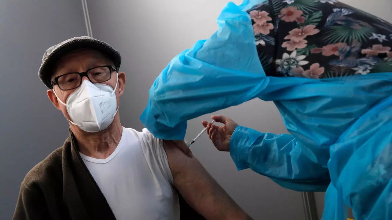 https://s.rfi.fr/media/display/e5baddac-7ea0-11eb-b3e6-005056bf87d6/w:1280/p:16x9/A%20man%20receives%20Pfizer%27s%20COVID-19%20vaccine%20at%20a%20vaccination%20site%20in%20Paris%2C%20Saturday%2C%20March%206%2C%202021_AP_Christophe%20Ena.webp