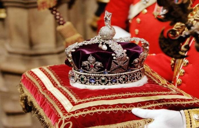Why is there no king and queen in the UK at the same time?