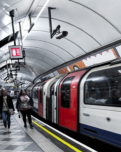 Bilder aus der Londoner U-Bahn. Bild 1 die moderne autonome Bahn der Piccadilly Line, daneben zwei Bilder aus der alten Northern Line Bahn