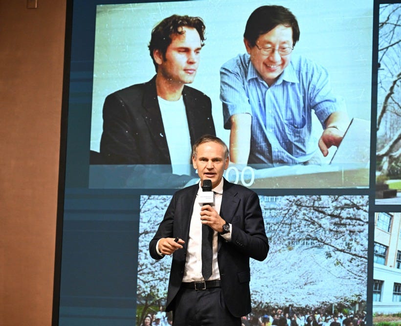 Oliver Blume today. Behind him on the screen: Blume and Wan (Tongji University) Oliver Blume today. Behind him on the screen: Blume and Wan (Tongji University)