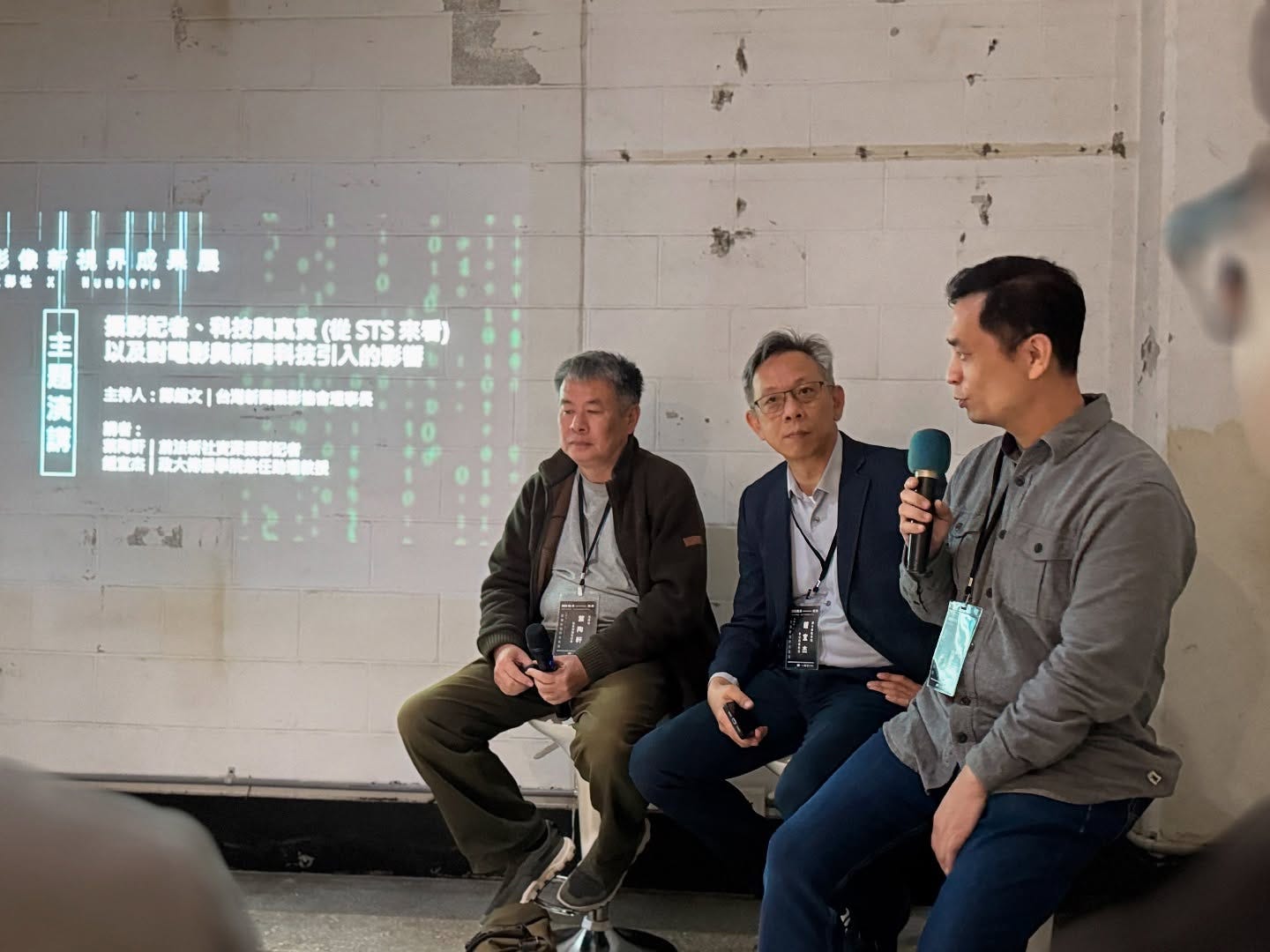 可能是 2 個人和文字的圖像 可能是 2 個人和文字的圖像
