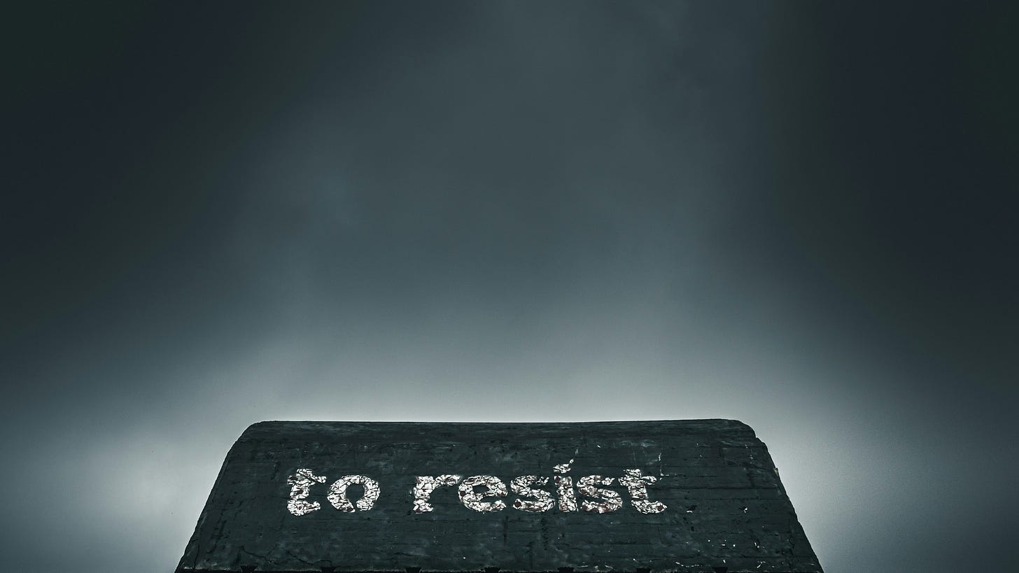 verbo inglese to resiste in bianco su nero contro uno sfondo nebbioso e buio