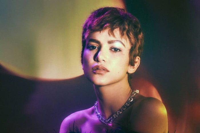 Manu Gavassi apresenta pop luxuoso e feats internacionais em Gracinha |  Metrópoles