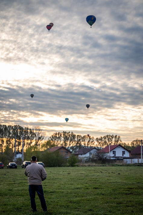 Există ceva profund omenesc în balonul cu aer cald. Balonul nu rupe aerul. Nu îl sfâșie cu viteză. Se ridică lent, aproape cu sfială, și tocmai de aceea pare atât de aproape de ideea de vis.