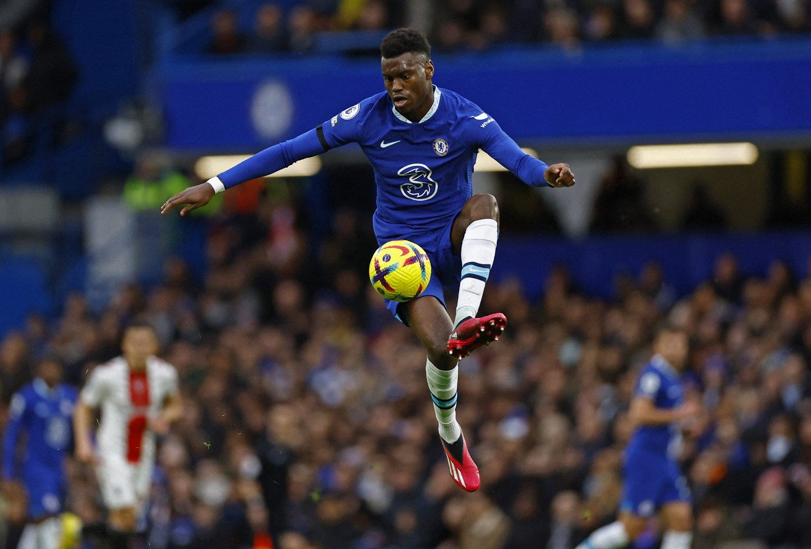 https://cdn.footballfancast.com/wp-content/uploads/2023/03/benoit-badiashile-chelsea-leeds-united-performance-graham-potter-premier-league-scaled.jpg