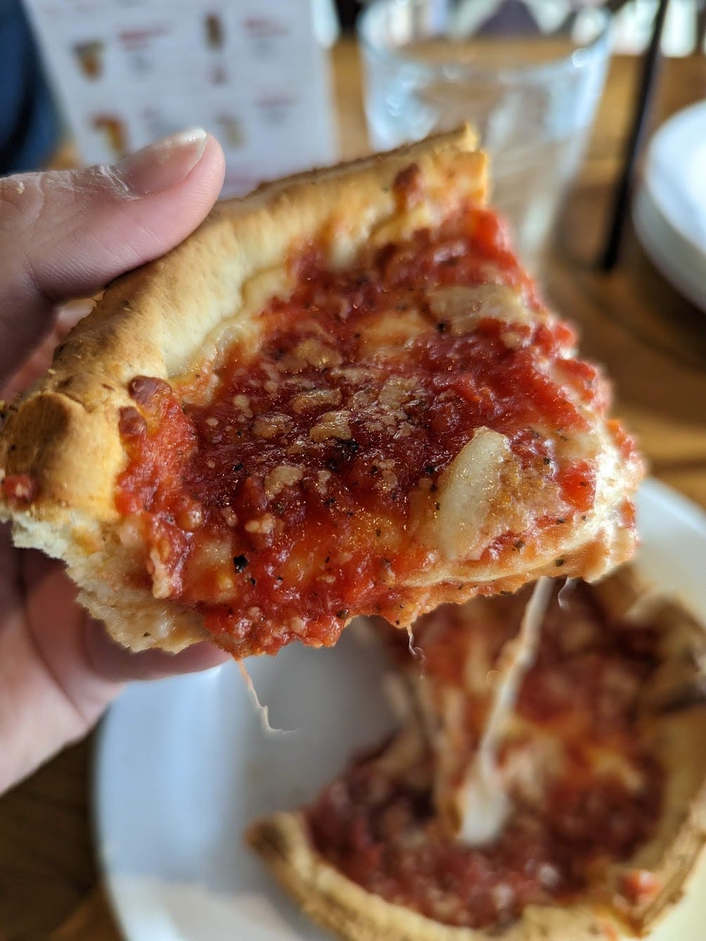 Una fetta di Deep Dish Pizza