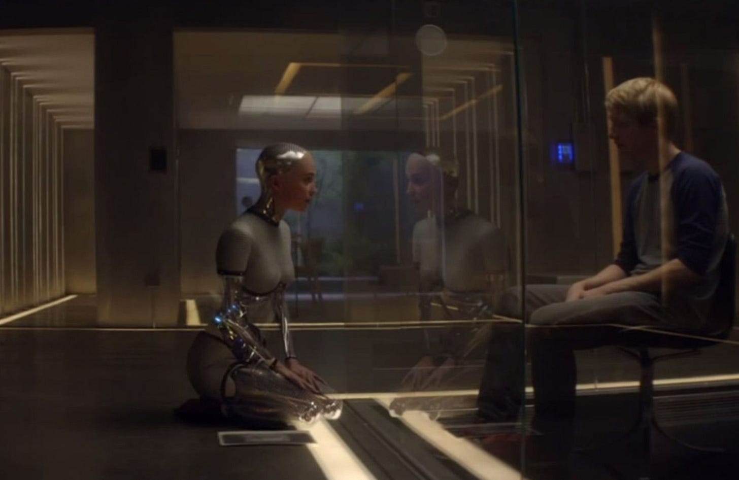 Cena do filme Ex Machina escrito por Alex Garland.
