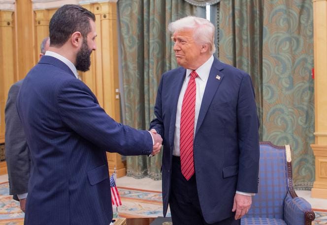 Le président syrien par intérim, Ahmed Al-Charaa, et le président américain, Donald Trump, à Riyad, le 14 mai 2025. Le président syrien par intérim, Ahmed Al-Charaa, et le président américain, Donald Trump, à Riyad, le 14 mai 2025.