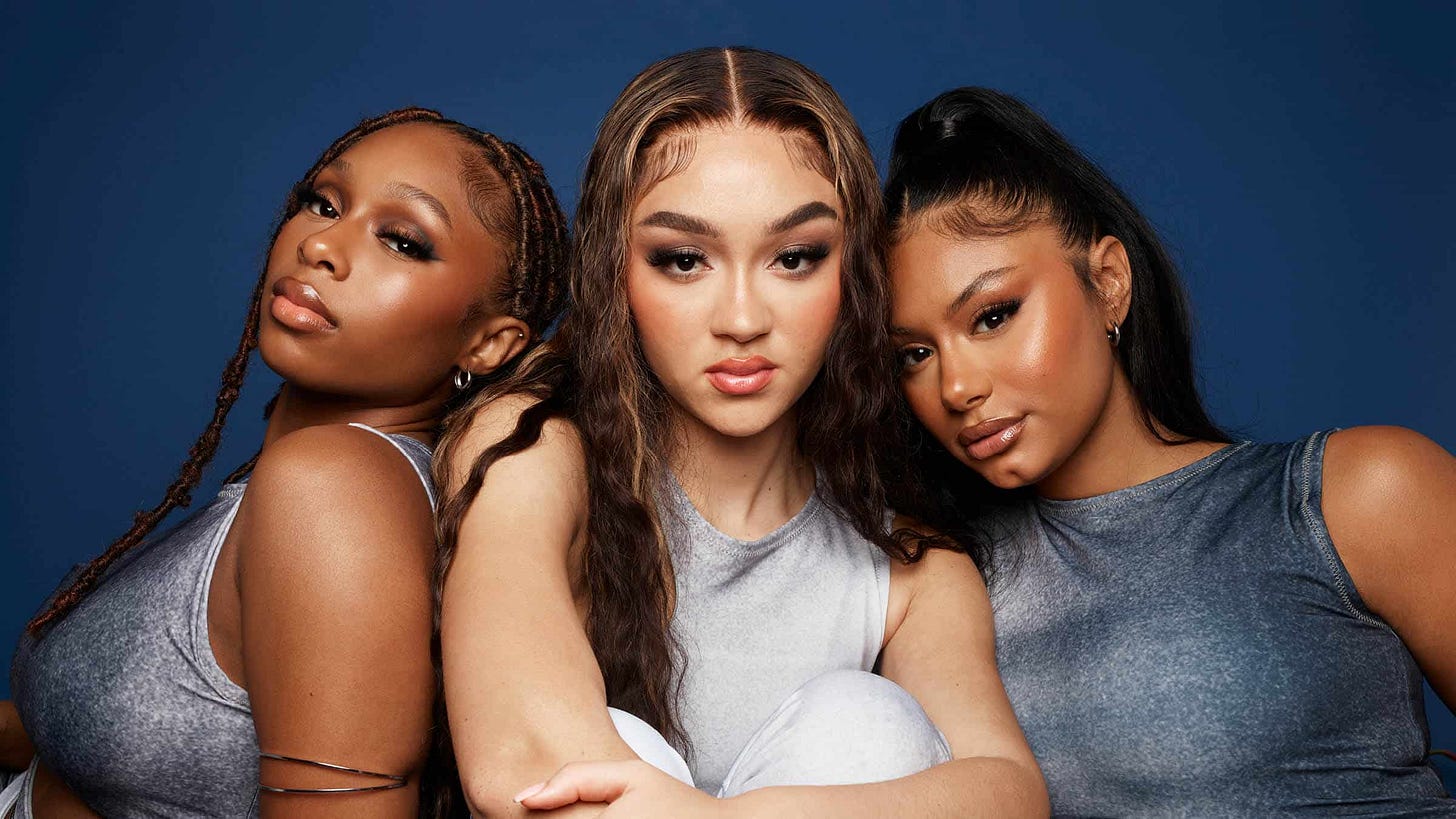 Conheça a nova girl group britânica FLO - Entretetizei