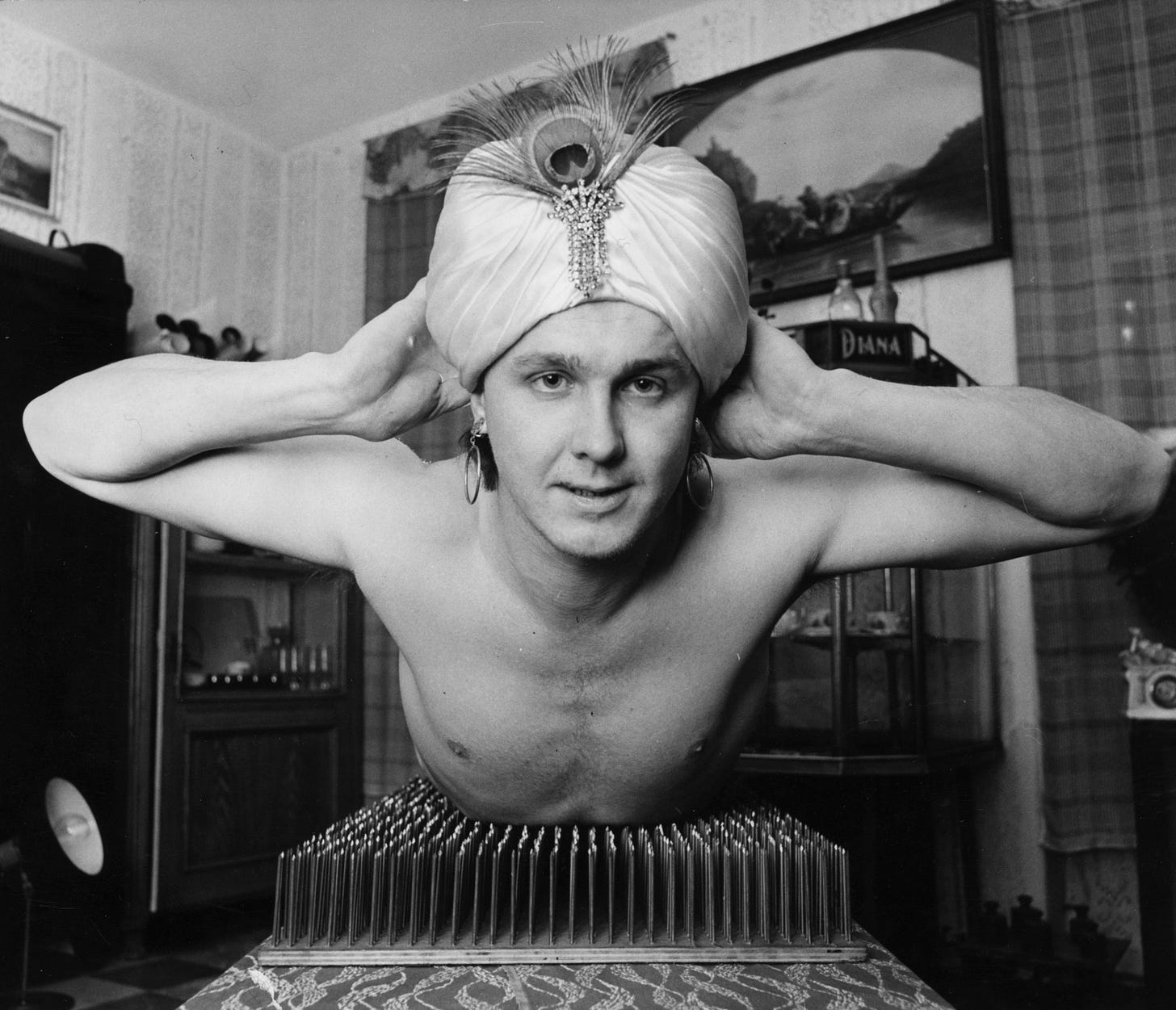 People Lying On A Bed Of Nails Was Once All The Rage - Flashbak
