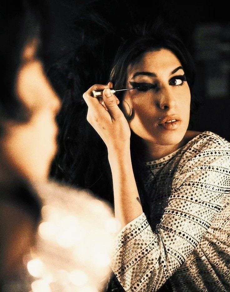 Amy Winehouse applying winged eyeliner Amy Winehouse applying winged eyeliner
