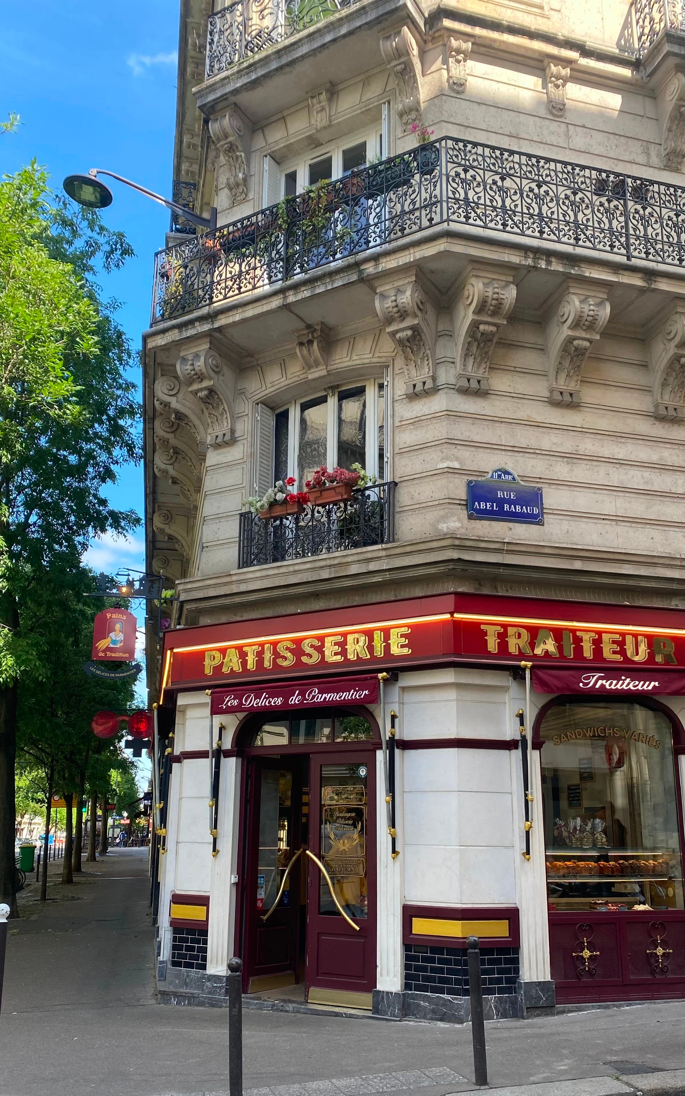 I Spent Two Weeks Trying to Figure Out Why Paris Smells So Good