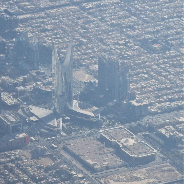 On the left, the Saudia Airbus A330-300, registered HZ-AQ17, ready to receive passengers for flight SV310 to Riyadh. On the right, view over Riyadh with focus on the Kingdom Centre, the city’s most iconic building.