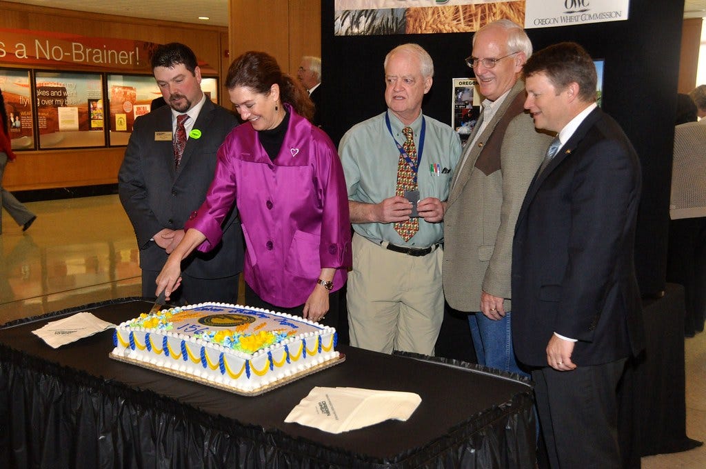 Katy Coba cuts the Oregon birthday cake 2015 Katy Coba cuts the Oregon birthday cake 2015