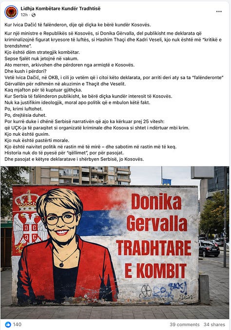 Këto reagime nuk ishin debat, as kundërshtim argumentesh. Ishin shenja të qarta të një mekanizmi disiplinues: etiketim si ‘tradhtar’, kriminalizim i mendimit kritik dhe thirrje publike për ndëshkim moral e politik. Postimet dëshmojnë momentin kur gjuha e ‘mbrojtjes së kombit’ shndërrohet në instrument linçimi, dhe kur frika nga fjala e lirë zbulohet më qartë se çdo akuzë.