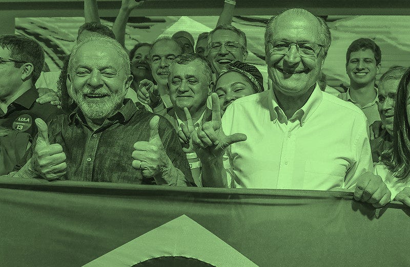 Pessoas posando para foto em fundo verde

O conteúdo gerado por IA pode estar incorreto.