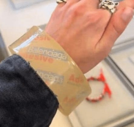 Balenciaga: grife lança bracelete que imita fita adesiva por ...