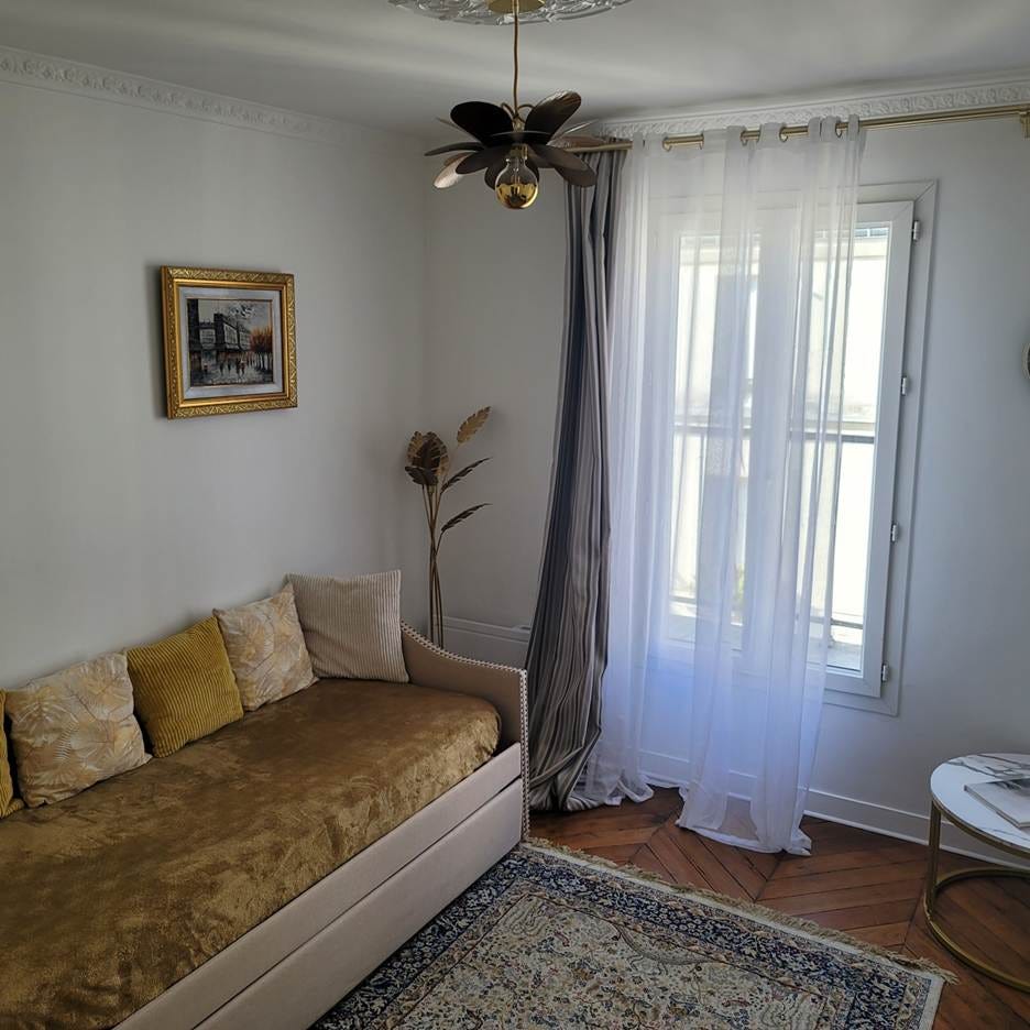 A room with a couch and a rug

AI-generated content may be incorrect.