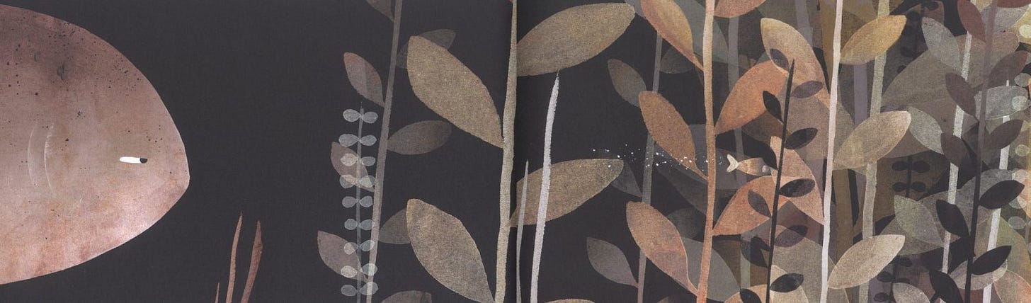 llustrazione suggestiva di un ambiente acquatico profondo con tonalità scure e ambra. Sulla sinistra si vede il muso di un grande pesce, mentre il resto della scena è occupato da una fitta vegetazione acquatica con foglie sovrapposte che creano giochi di trasparenze. llustrazione suggestiva di un ambiente acquatico profondo con tonalità scure e ambra. Sulla sinistra si vede il muso di un grande pesce, mentre il resto della scena è occupato da una fitta vegetazione acquatica con foglie sovrapposte che creano giochi di trasparenze.