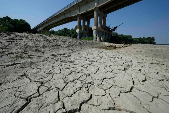 Le lit du fleuve Pô sous un pont de Boretto (Emilie-Romagne), le 15 juin 2022.
