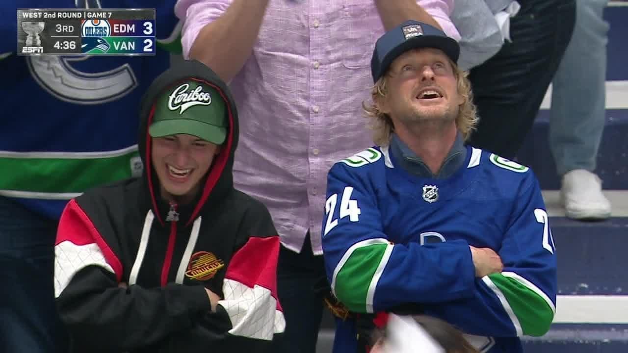 May be an image of 2 people, people playing hockey and text that says '3RD WEST 2nd ROUND |GAME OILERS EDM 3 VAN 2 E5ri 4:36 un FIEA Cribos 24 // CARUTI'