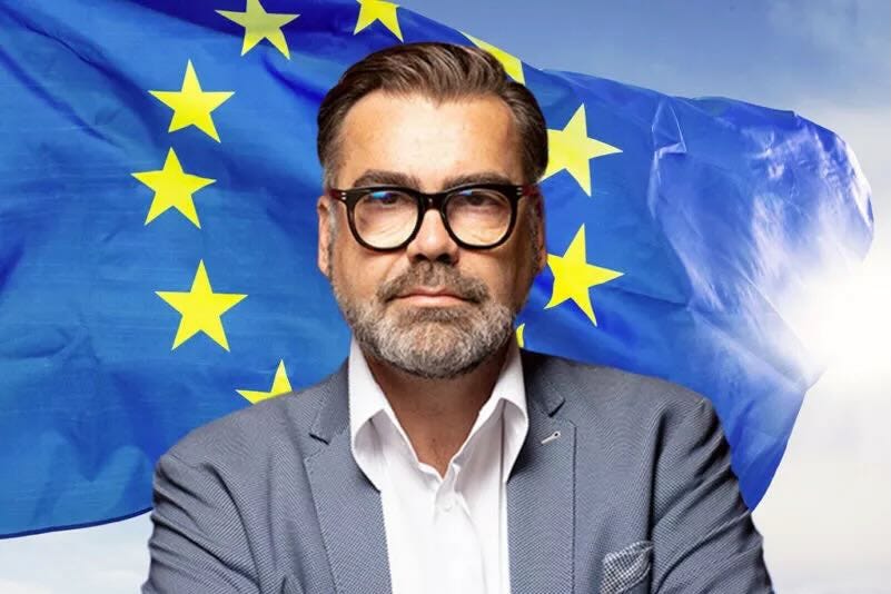 A person in a suit and glasses

AI-generated content may be incorrect.