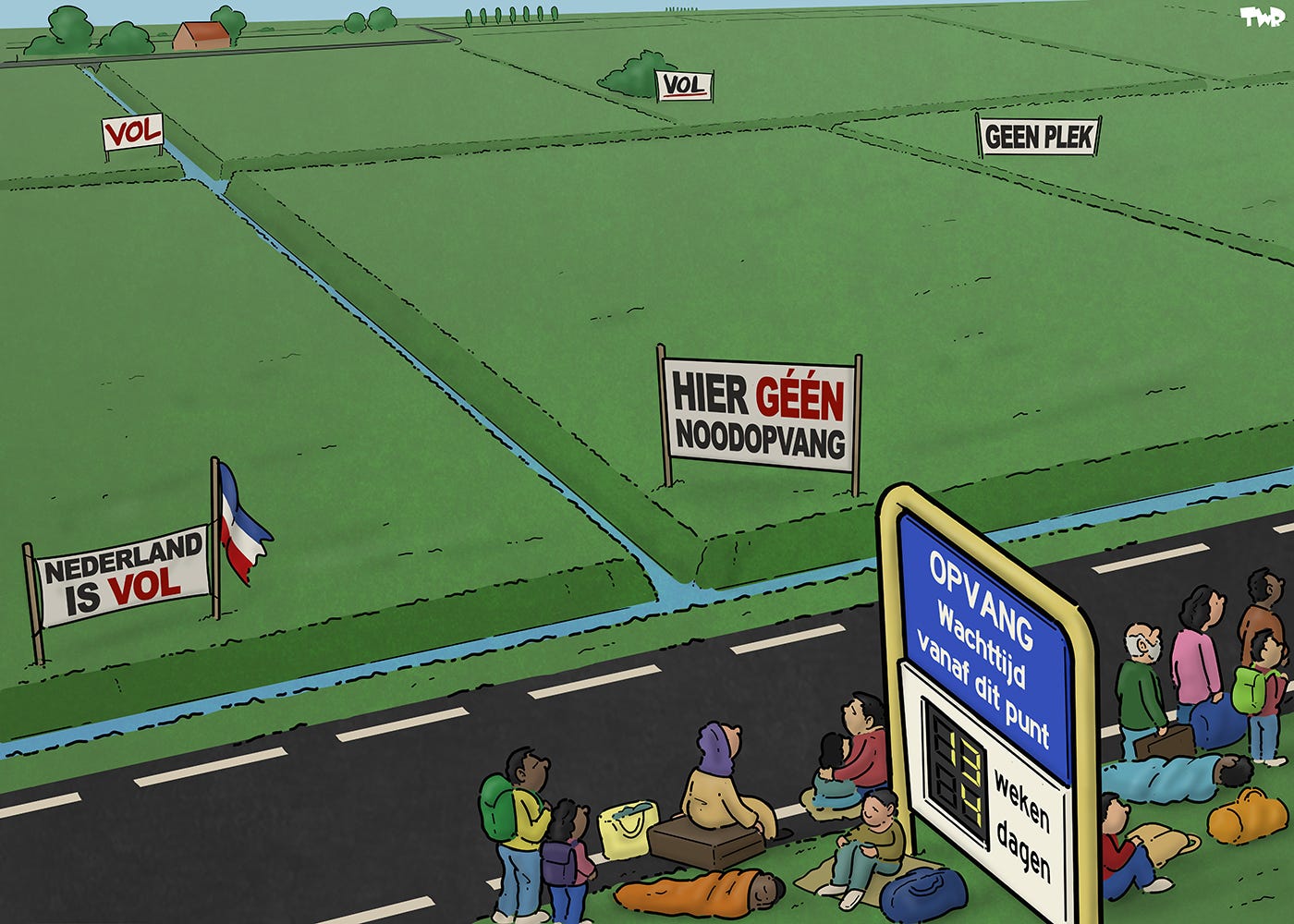 Cartoon waarop een leeg en uitgestrekt polderlandschap te zien is. In de lege weilanden staan borden met de teksten 'Nederland is vol', 'VOL' en 'Hier geen noodopvang'. In de voorgrond loopt een weg; in de berm staat een lange rij asielzoekers. Een bord heeft de tekst: 'Opvang -  wachttijd vanaf dit punt:' Een digitale display laat zien dat de huidige wachttijd 13 weken en 4 dagen bedraagt. 