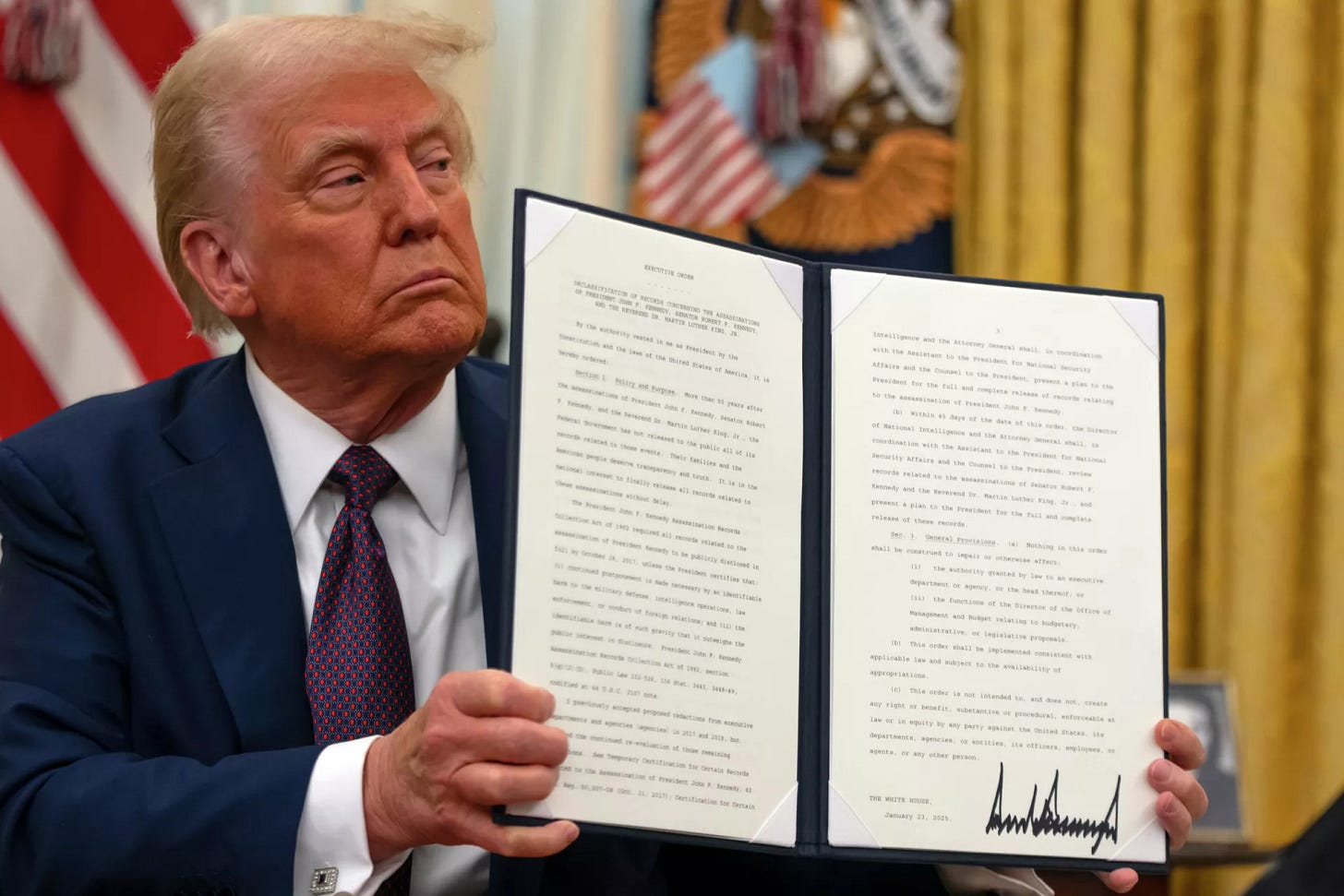 Il presidente Donald Trump mostra un ordine esecutivo firmato volto a declassificare i restanti documenti federali relativi all'assassinio del presidente John F. Kennedy - RIA Novosti, 1920, 06.07.2025