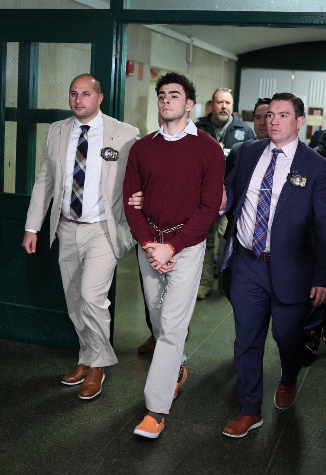 Luigi Mangione arrives at Manhattan Criminal Court in New York City.  (December 23, 2024) : r/pics