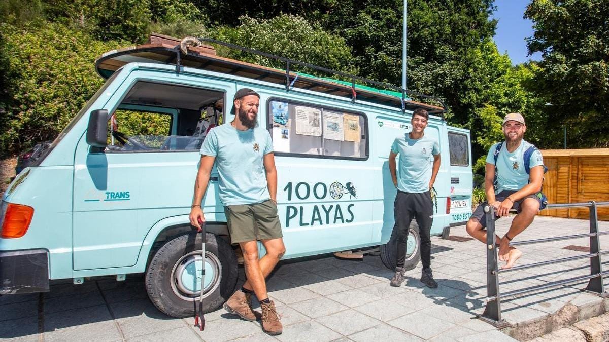 Los tres integrantes del proyecto 'Mil Playas', con el alzireño José Alemany a la derecha, con la furgoneta que les sirve de apoyo, en una playa de Galicia. Los tres integrantes del proyecto 'Mil Playas', con el alzireño José Alemany a la derecha, con la furgoneta que les sirve de apoyo, en una playa de Galicia.