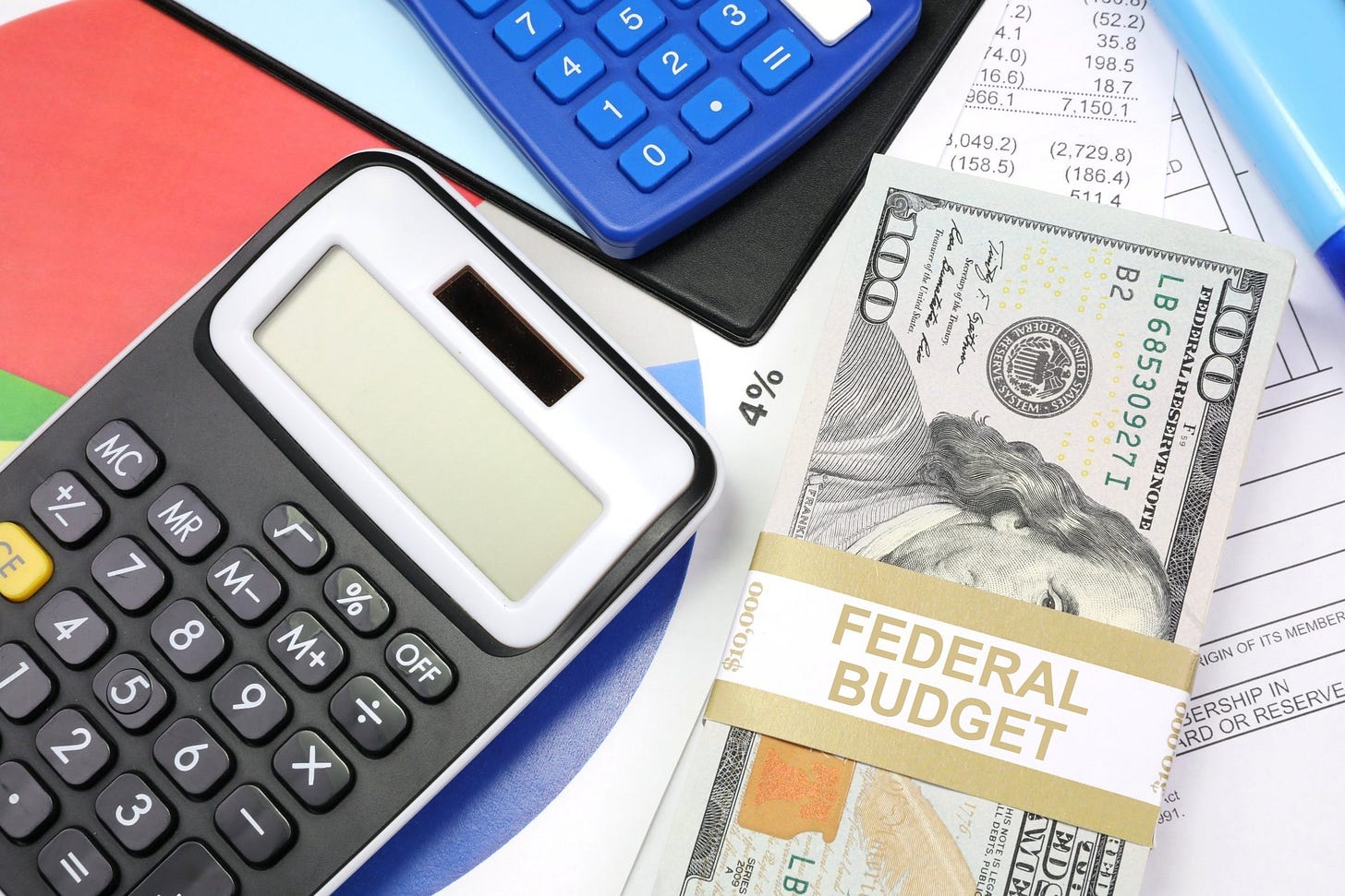 Foto de una calculadora y un fajo de billetes
