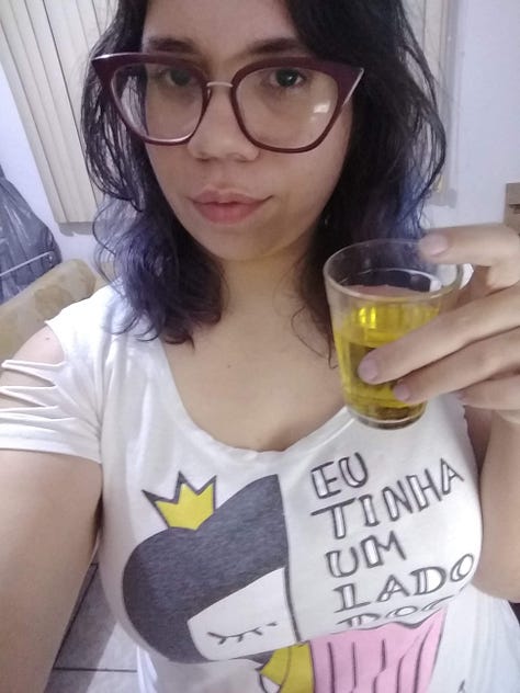 Três fotos de uma mulher branca, com cabelos escuros e óculos, tomando cerveja.