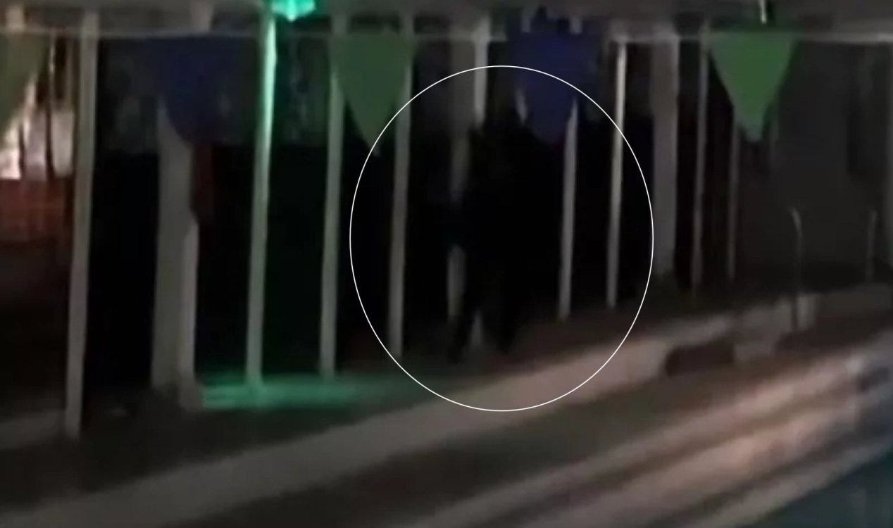 Suposta ‘figura sombria’ capturada pela câmera em uma piscina na Escócia. Suposta ‘figura sombria’ capturada pela câmera em uma piscina na Escócia.
