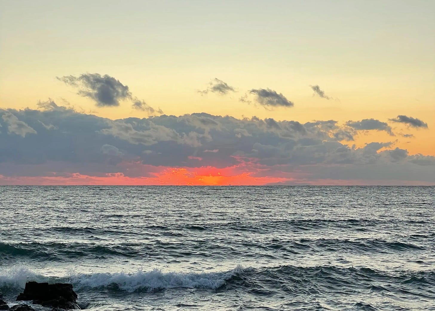 Tramonto dorato nel Salento: Alessandro Napoli contempla l’orizzonte, simbolo di un nuovo inizio e di radicamento interiore.