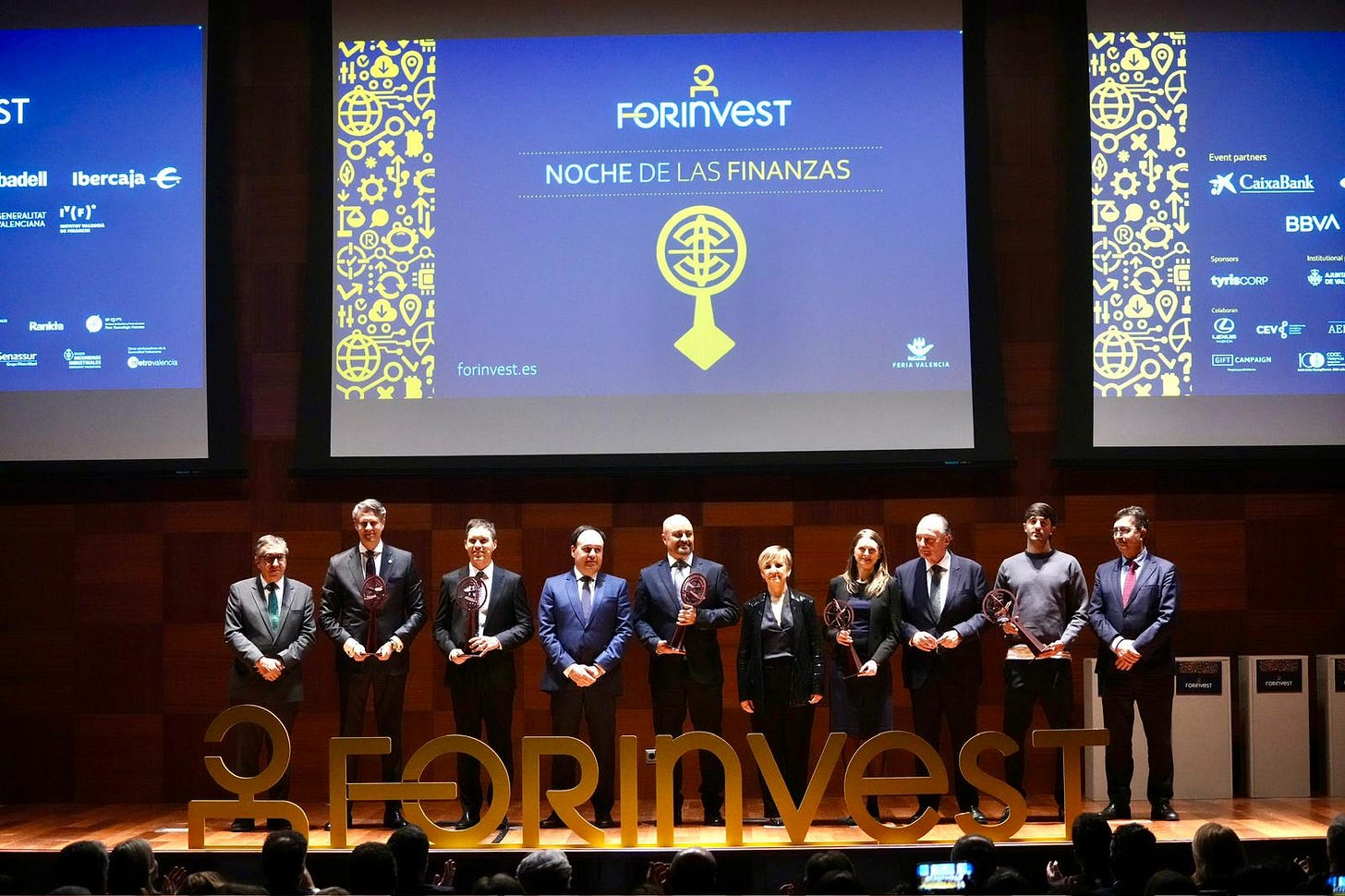 Vista del escenario de La Noche de las Finanzas durante Forinvest 2026 en Feria Valencia, con asistentes y ponentes en el escenario.