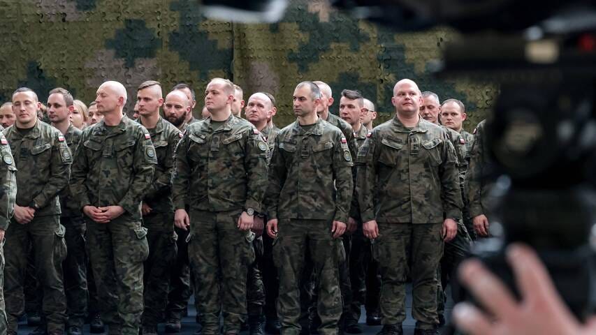 Des soldats polonais lors d’une rencontre avec le ministre de la Défense pour Pâques, le 17 avril 2025. La Pologne a augmenté ses dépenses militaires de 38% en 2024. — © IMAGO/Dominika Zarzycka / IMAGO/NurPhoto Des soldats polonais lors d’une rencontre avec le ministre de la Défense pour Pâques, le 17 avril 2025. La Pologne a augmenté ses dépenses militaires de 38% en 2024. — © IMAGO/Dominika Zarzycka / IMAGO/NurPhoto
