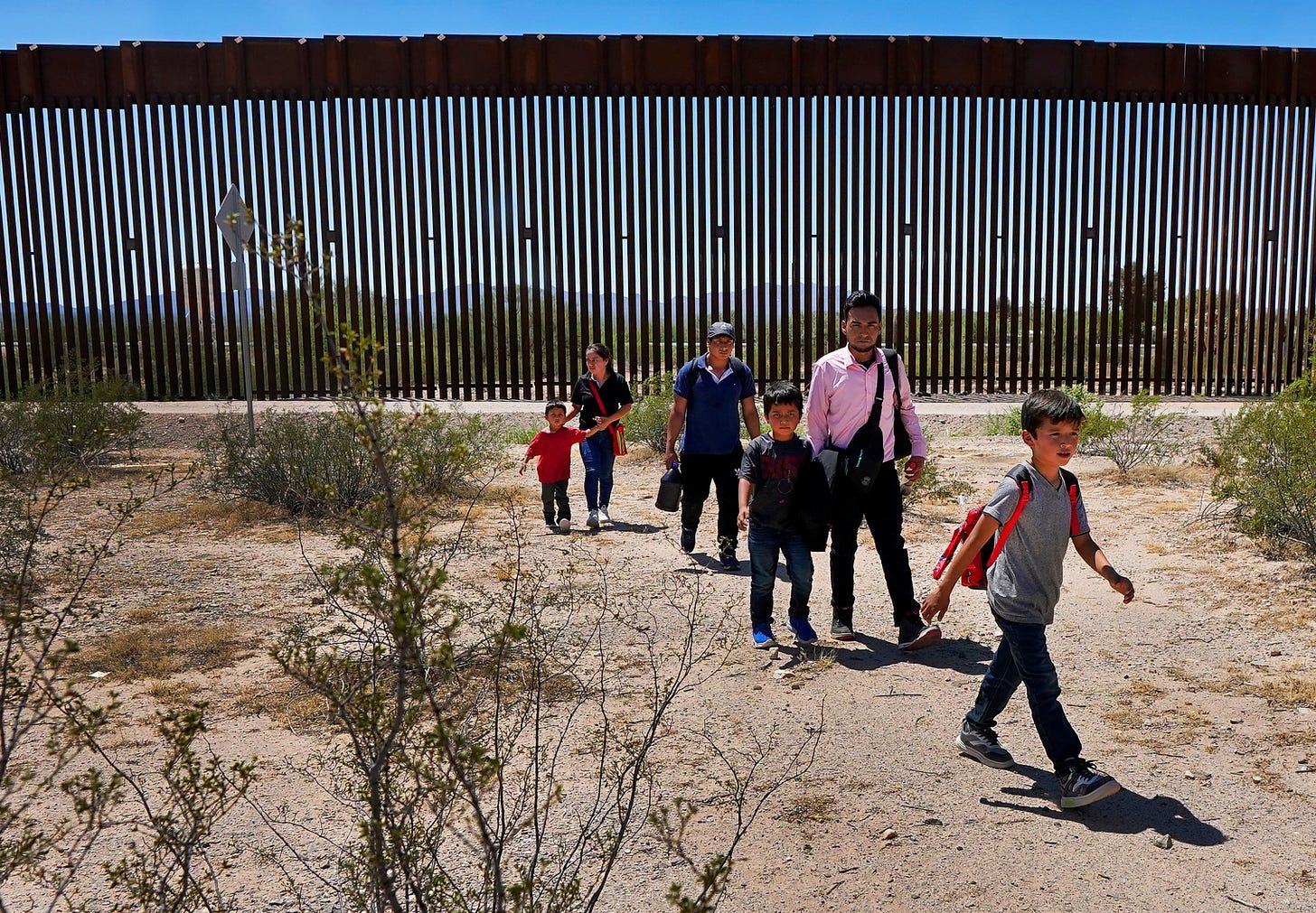 More migrants trying to cross southern border, adding fuel to  election-cycle fire | KEYE