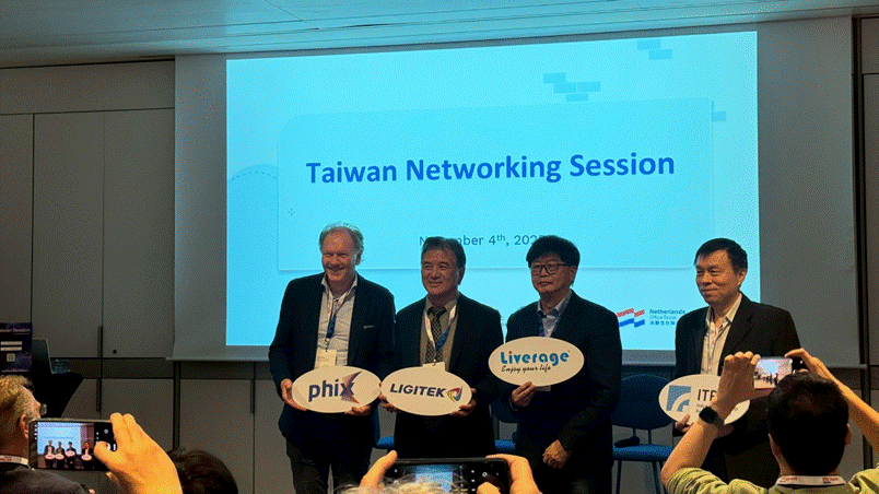 一張含有 服裝, 男人, 人員, 室內 的圖片

AI 產生的內容可能不正確。