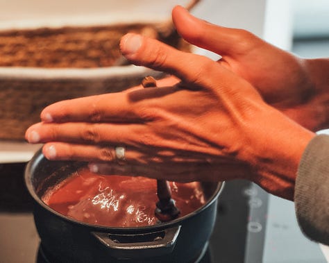 étapes de préparation d'un cacao sacré, découpe, mélange, consomation