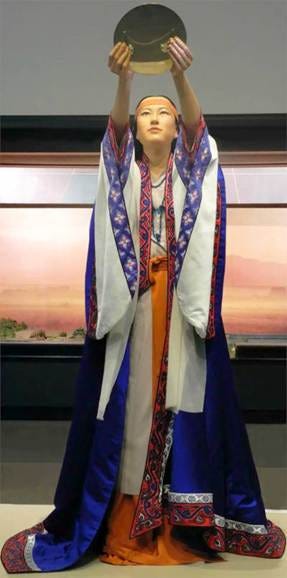 A mannequin wearing a robe

AI-generated content may be incorrect.