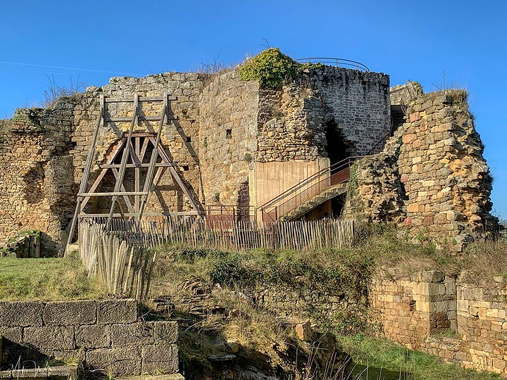 Inside the Guildo castle ruins